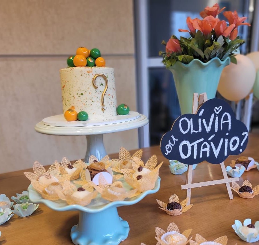 O bolo é o protagonista do Chá Revelação, afinal, é ele quem guarda o segredo! Por fora, ele costuma seguir uma decoração branca ou dividida entre duas cores, uma para cada sexo. Por dentro, o recheio ou a massa revelam a cor que indica quem será o bebê! Tudo feito de forma delicada para eternizar esse momento único!